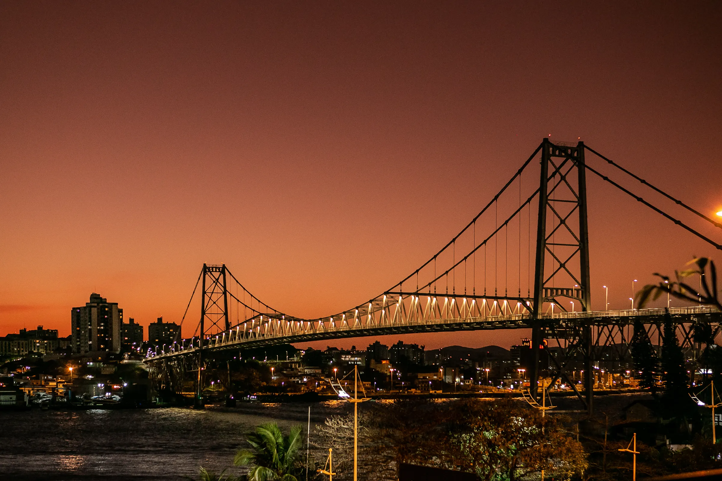 Ponte Hercílio Luz ao entardecer, vista do Le Tuá