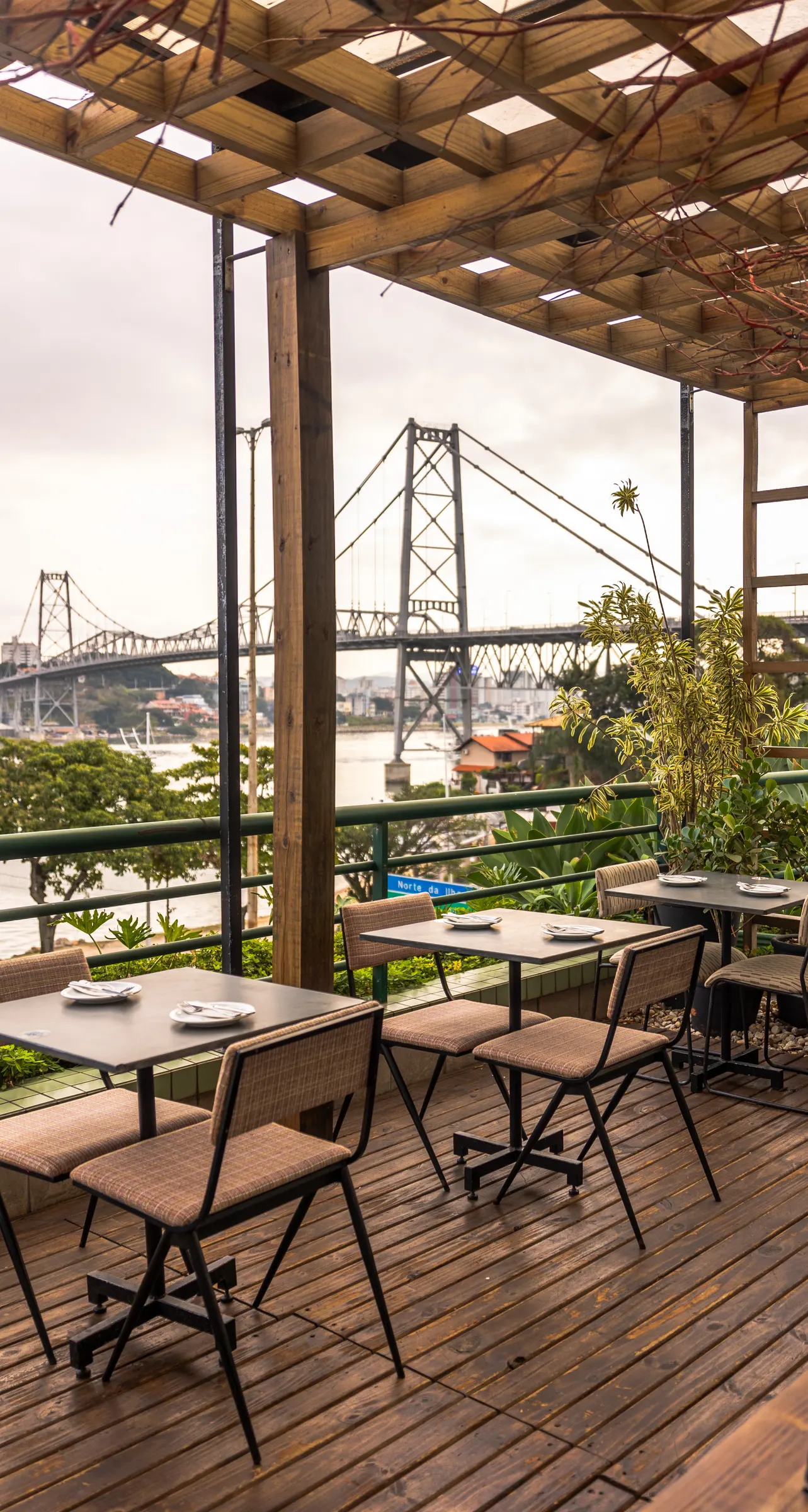 Terraço do Le Tuá com vista para a Ponte Hercílio Luz
